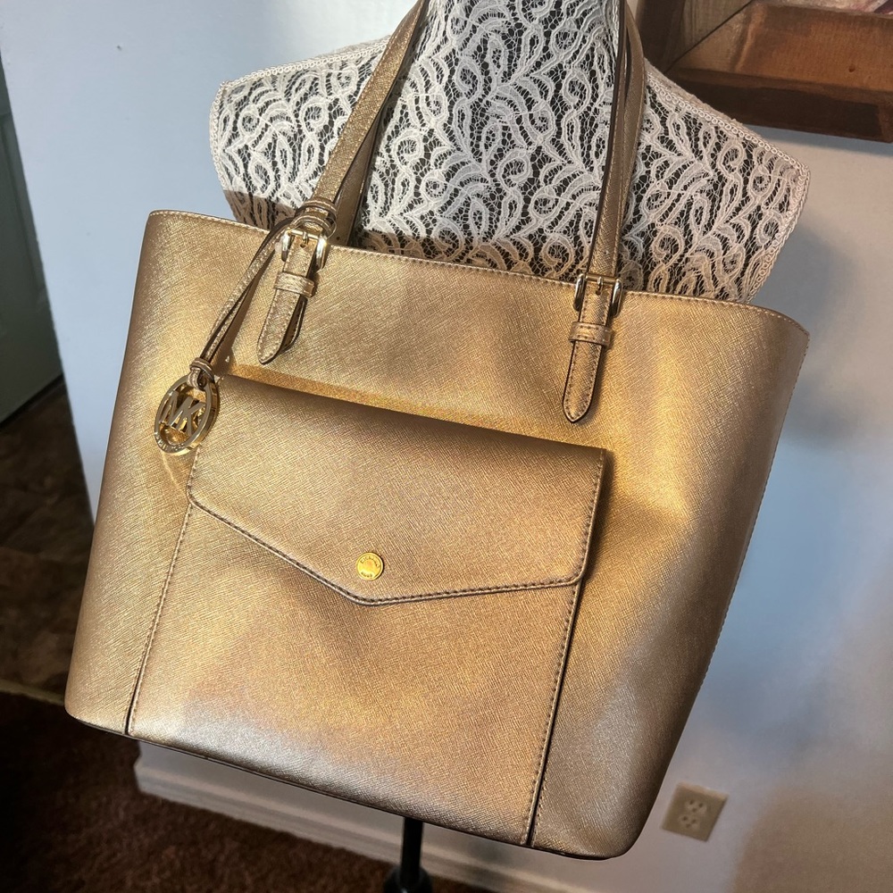 Michael kors purse large.